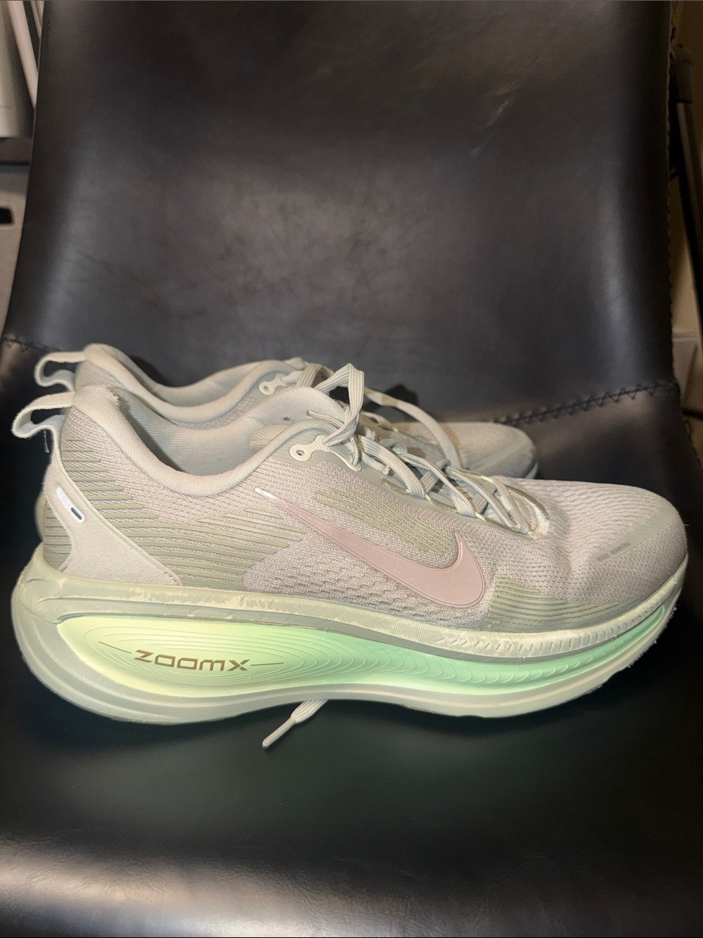 Nike Women’s Vomero 18 Running Shoes in Light Gray with Mint Accents, Sz 8.5 - Picture 6 of 9